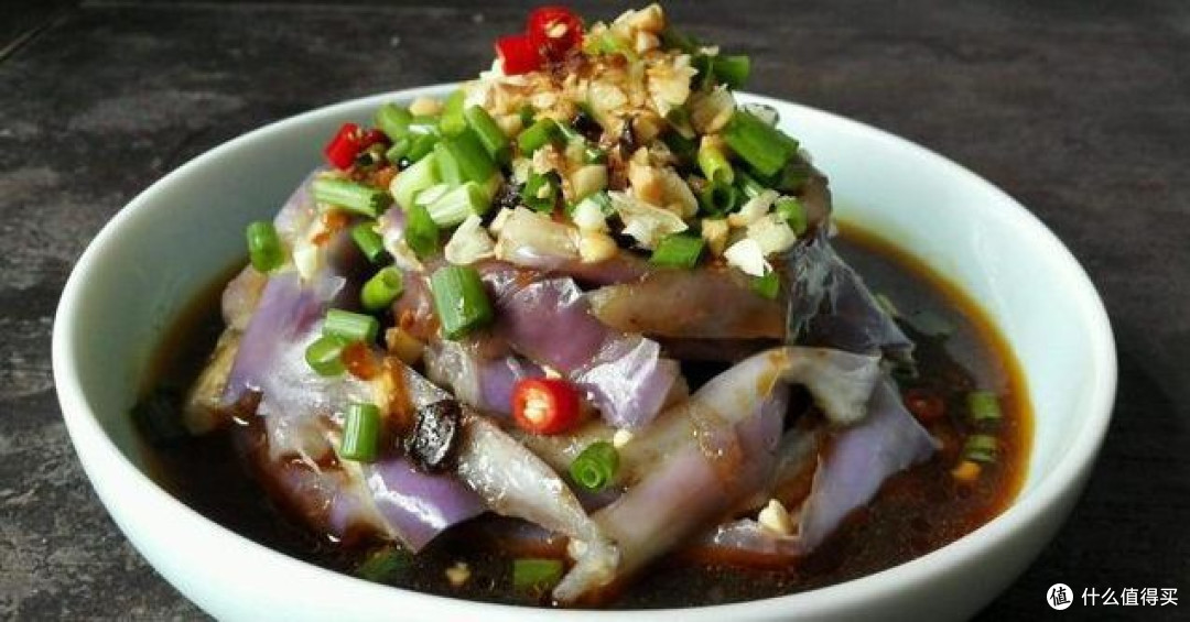 凉拌茄子别只会蒸!饭店后厨这2招,紫亮不发黑比肉还香