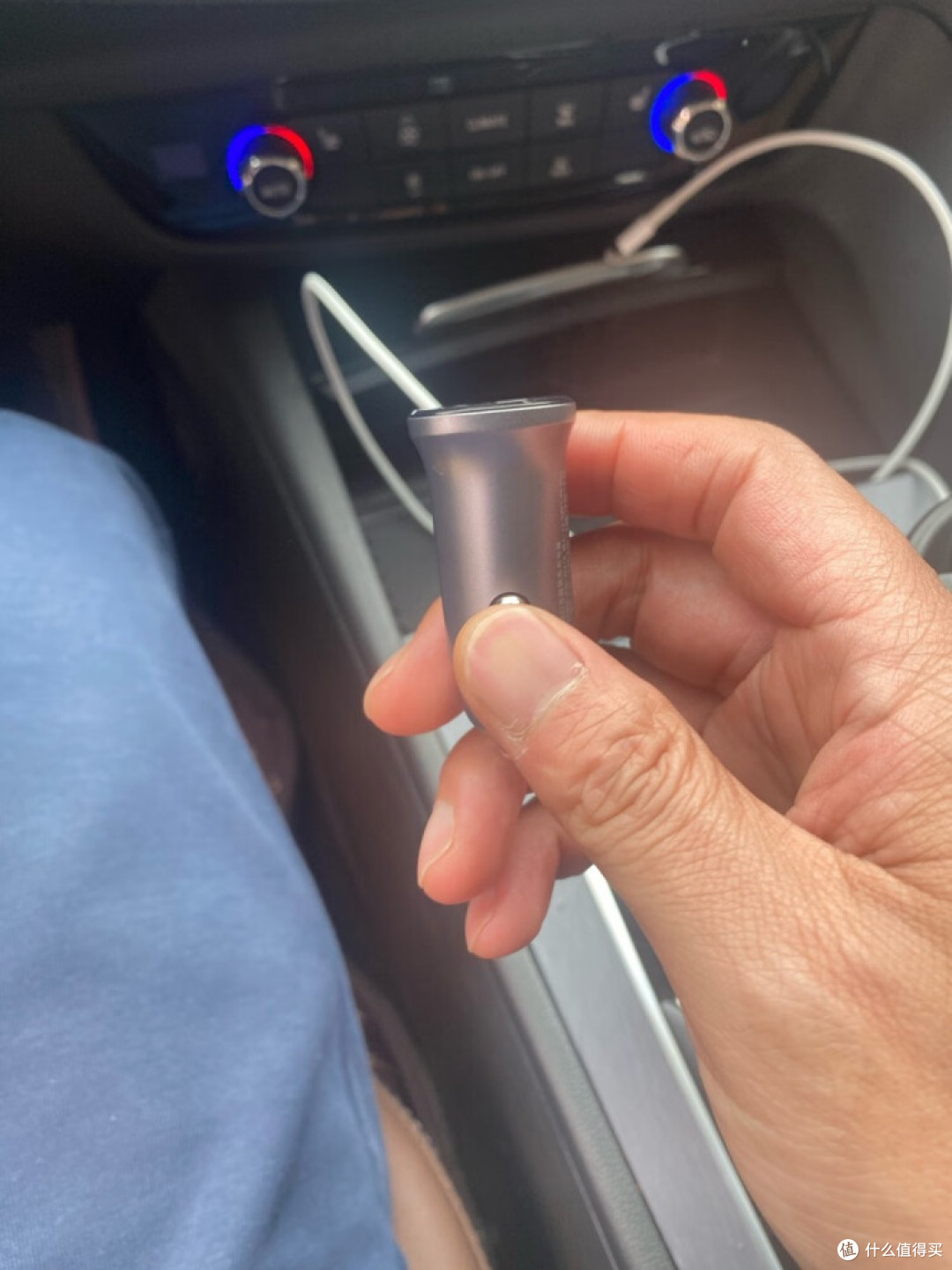 绿联30W双口车载快充充电器:出行充电的全能助手