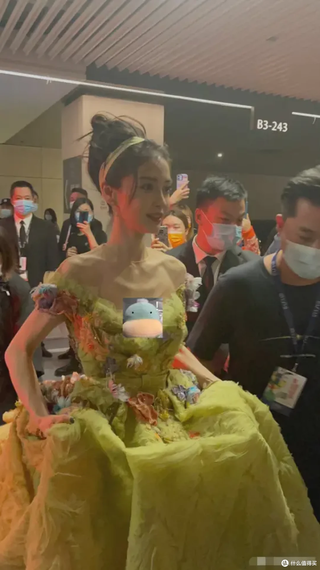 成龙参加慈善晚会要捐200万,助理劝说不用真捐,大家都只报个数