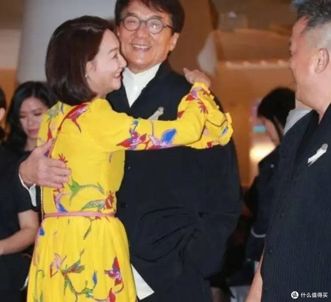 成龙参加慈善晚会要捐200万,助理劝说不用真捐,大家都只报个数