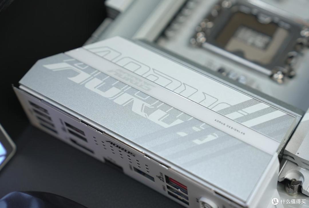 技嘉Z890冰雕主板+ Ultra 7+5060Ti装机，全白平台这样配才稳!