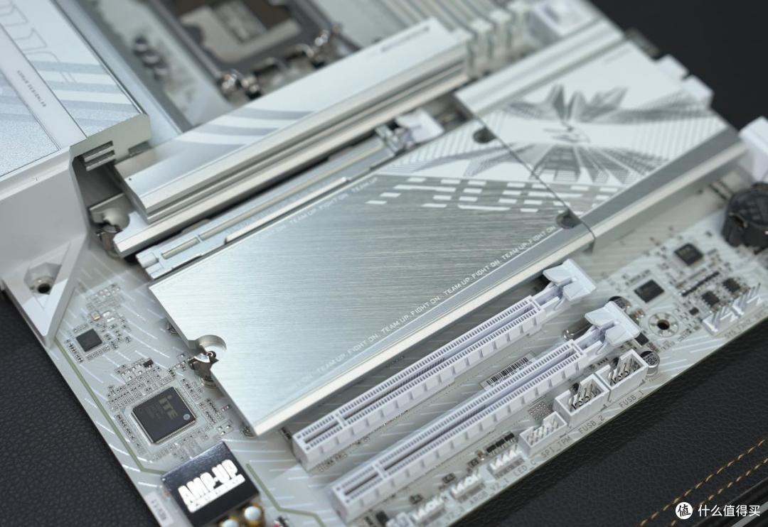 技嘉Z890冰雕主板+ Ultra 7+5060Ti装机，全白平台这样配才稳!