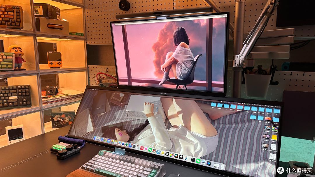 把客厅拆了变身电竞房能有多爽?拥有4块屏幕的全能“客厅”