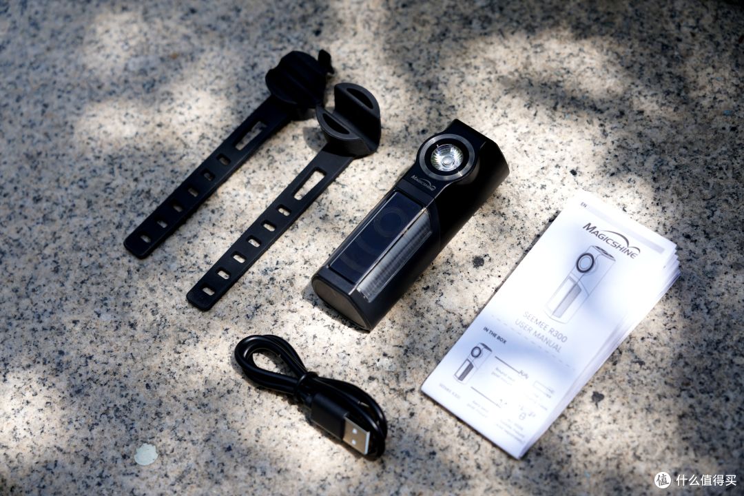 把骑行安全系数拉满的背后之眼-迈极炫SEEMEE R300智能雷达尾灯。