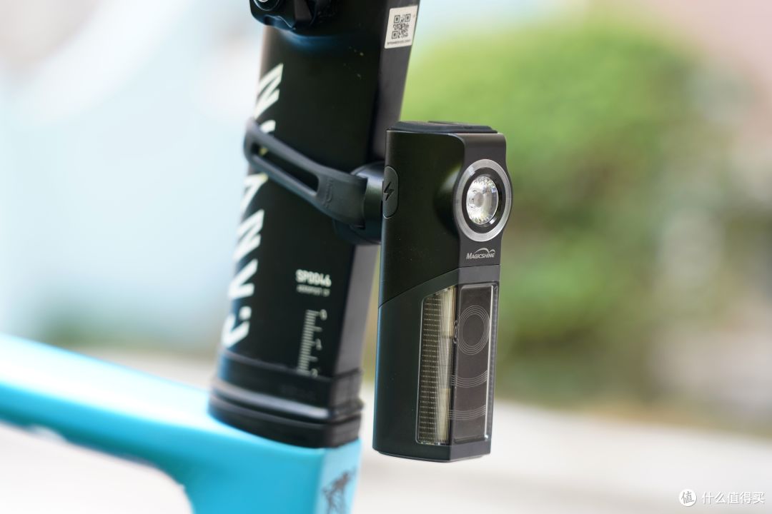 把骑行安全系数拉满的背后之眼-迈极炫SEEMEE R300智能雷达尾灯。