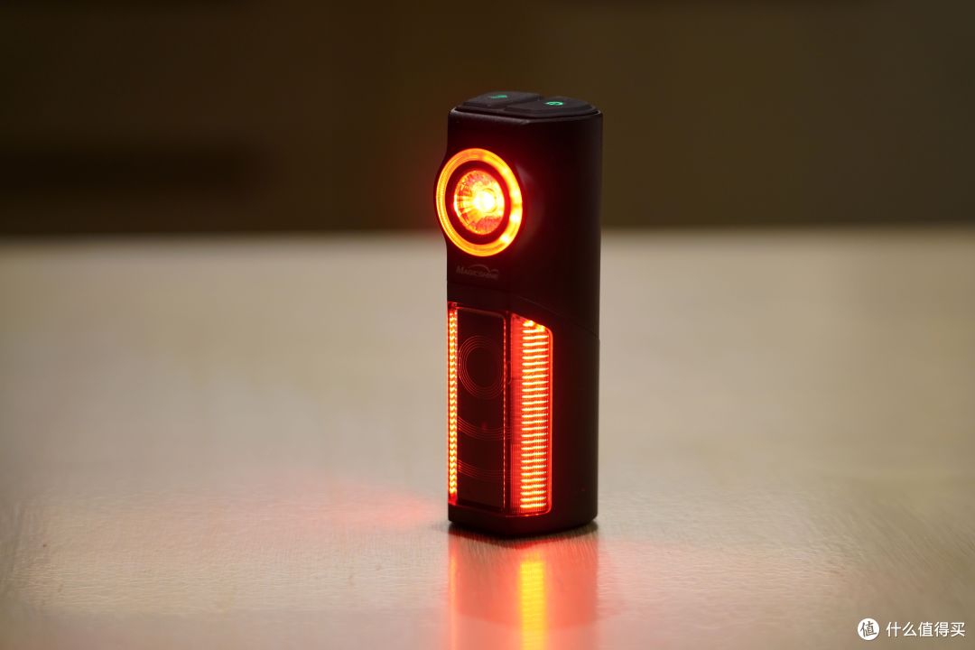 把骑行安全系数拉满的背后之眼-迈极炫SEEMEE R300智能雷达尾灯。