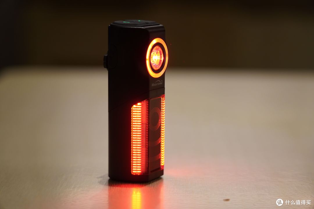 把骑行安全系数拉满的背后之眼-迈极炫SEEMEE R300智能雷达尾灯。