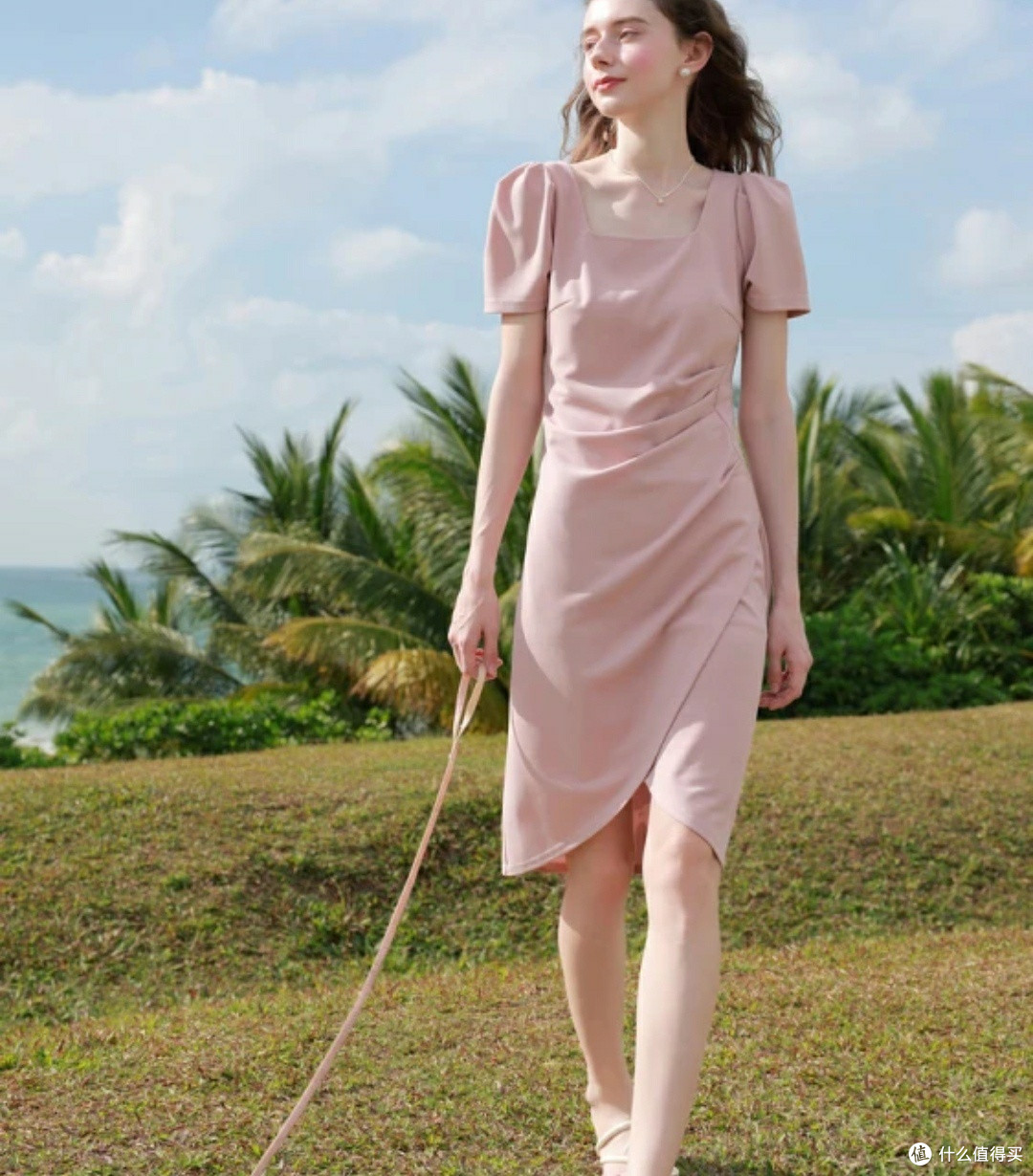 三彩2024春日「斩男斩女」连衣裙:烟粉小蛮腰,开叉藏尽法式风情