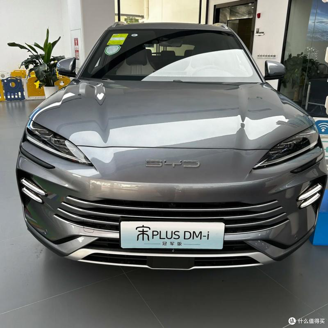 这台 SUV 凭啥又能装又省钱？宋 PLUS 使用体验大公开