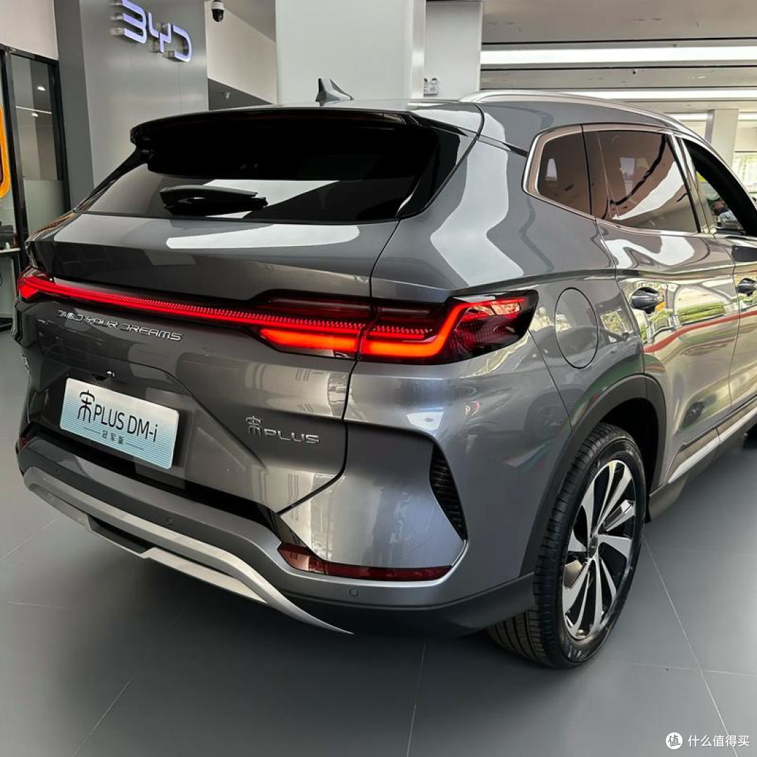 这台 SUV 凭啥又能装又省钱？宋 PLUS 使用体验大公开