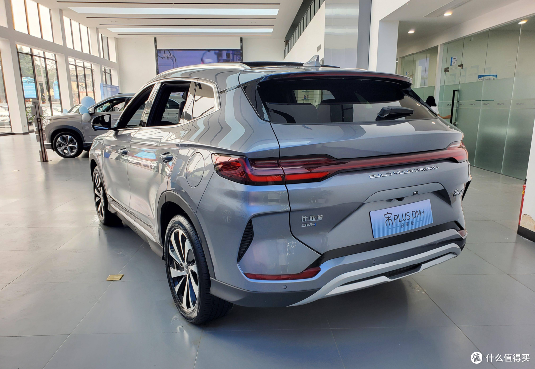 这台 SUV 凭啥又能装又省钱？宋 PLUS 使用体验大公开
