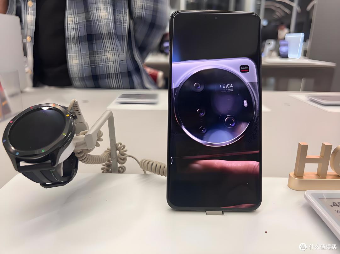 红米K80 Ultra设计亮相!圆形模组吸睛,跑分电池能否扛中端大梁