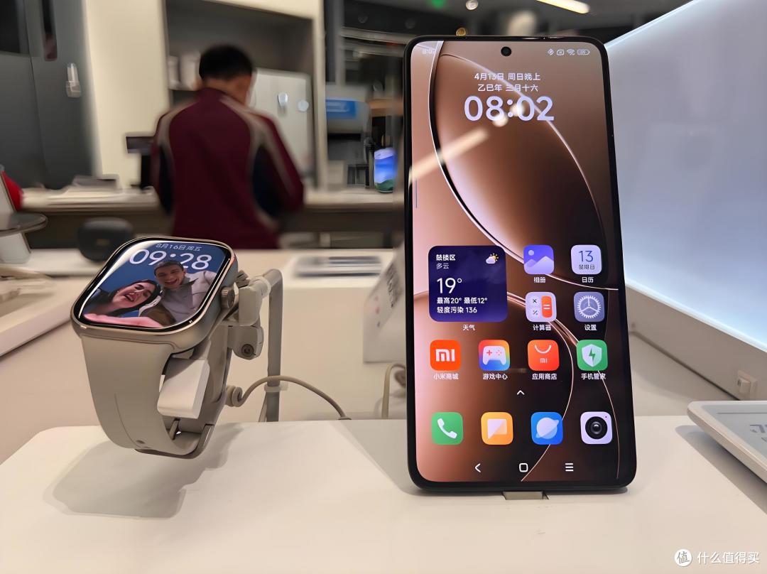 红米K80 Ultra设计亮相!圆形模组吸睛,跑分电池能否扛中端大梁