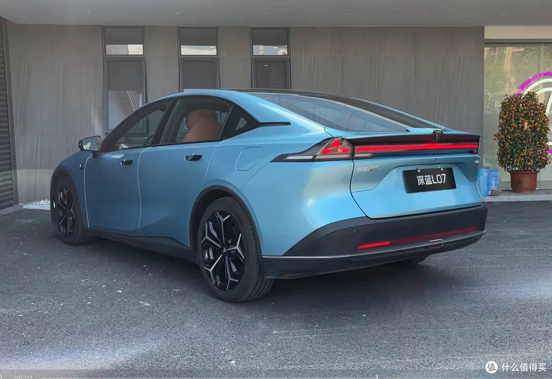 深蓝L07中型轿车,智能与舒适度都不错