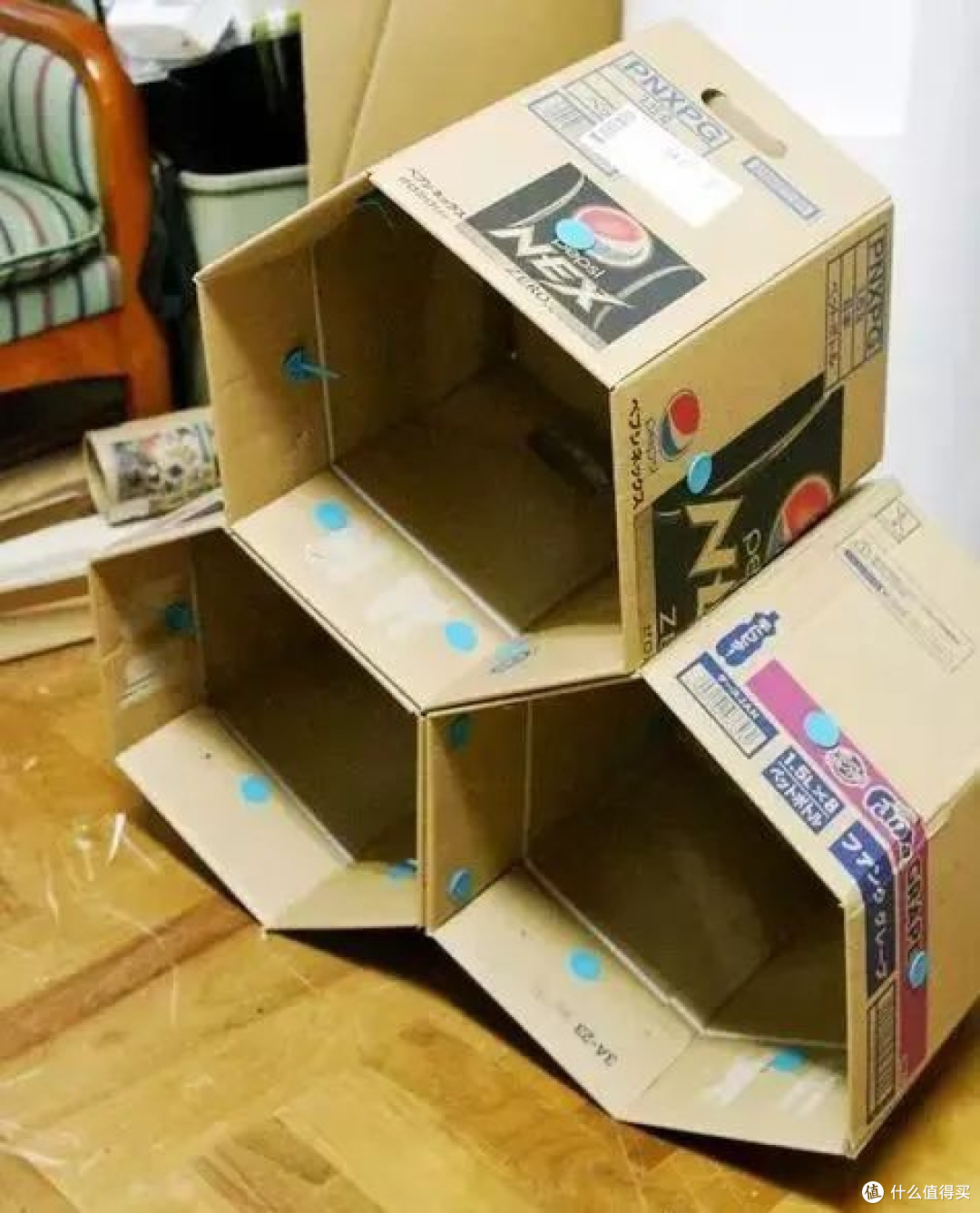 旧箱新生:废纸箱变身治愈系书架的手作时光