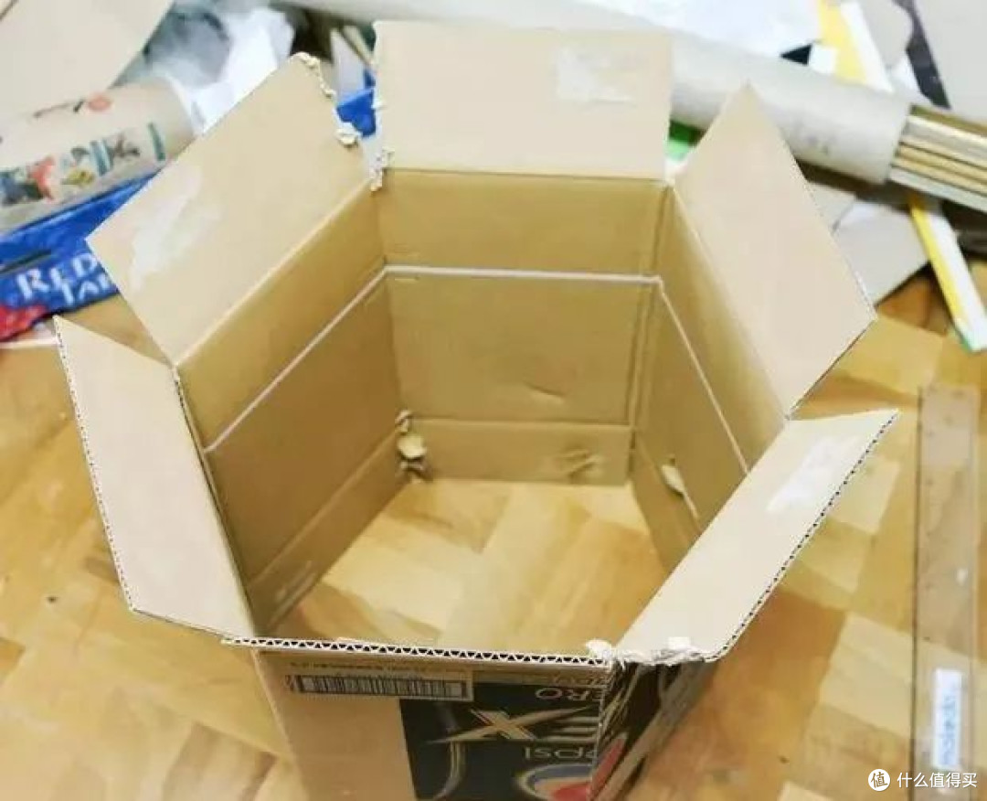 旧箱新生:废纸箱变身治愈系书架的手作时光