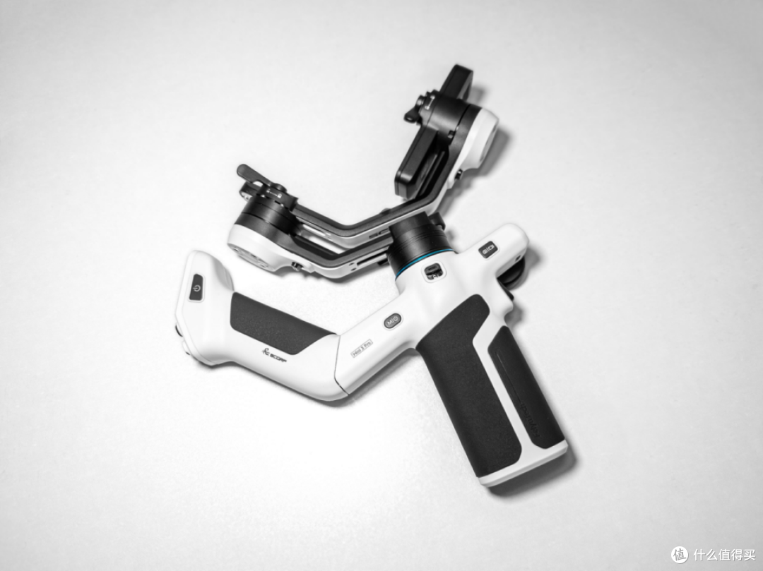 飞宇蝎子Mini 3 Pro稳定器:相机手机通吃,四合一的专业级手持云台