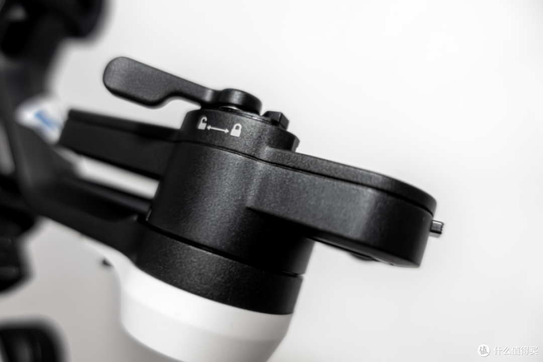 飞宇蝎子Mini 3 Pro稳定器:相机手机通吃,四合一的专业级手持云台