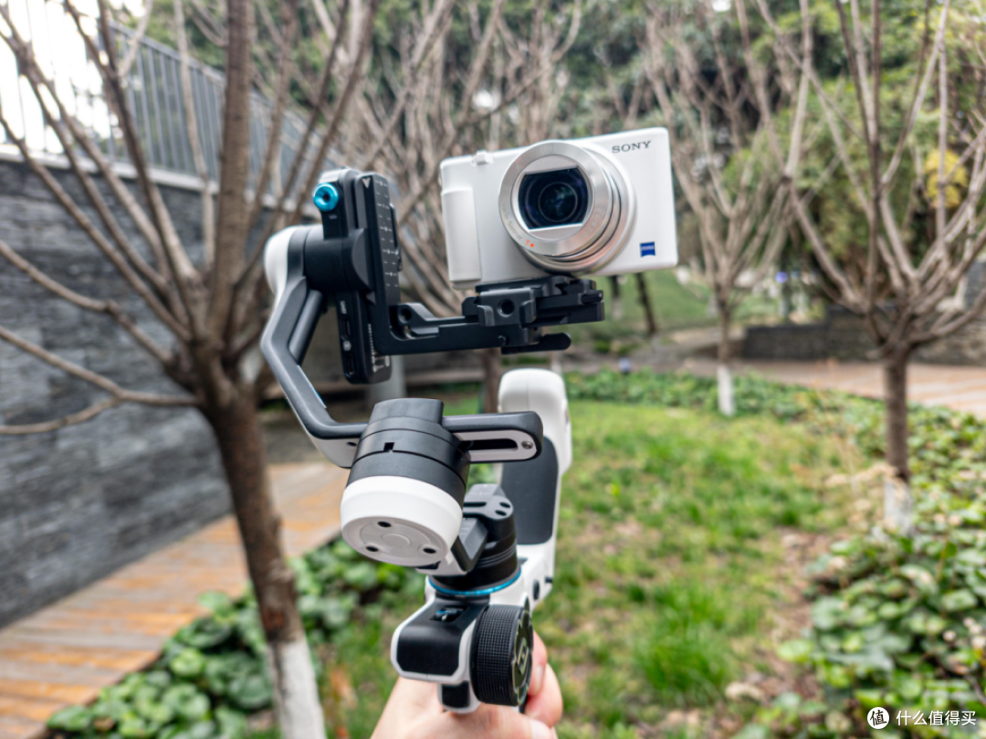 飞宇蝎子Mini 3 Pro稳定器:相机手机通吃,四合一的专业级手持云台