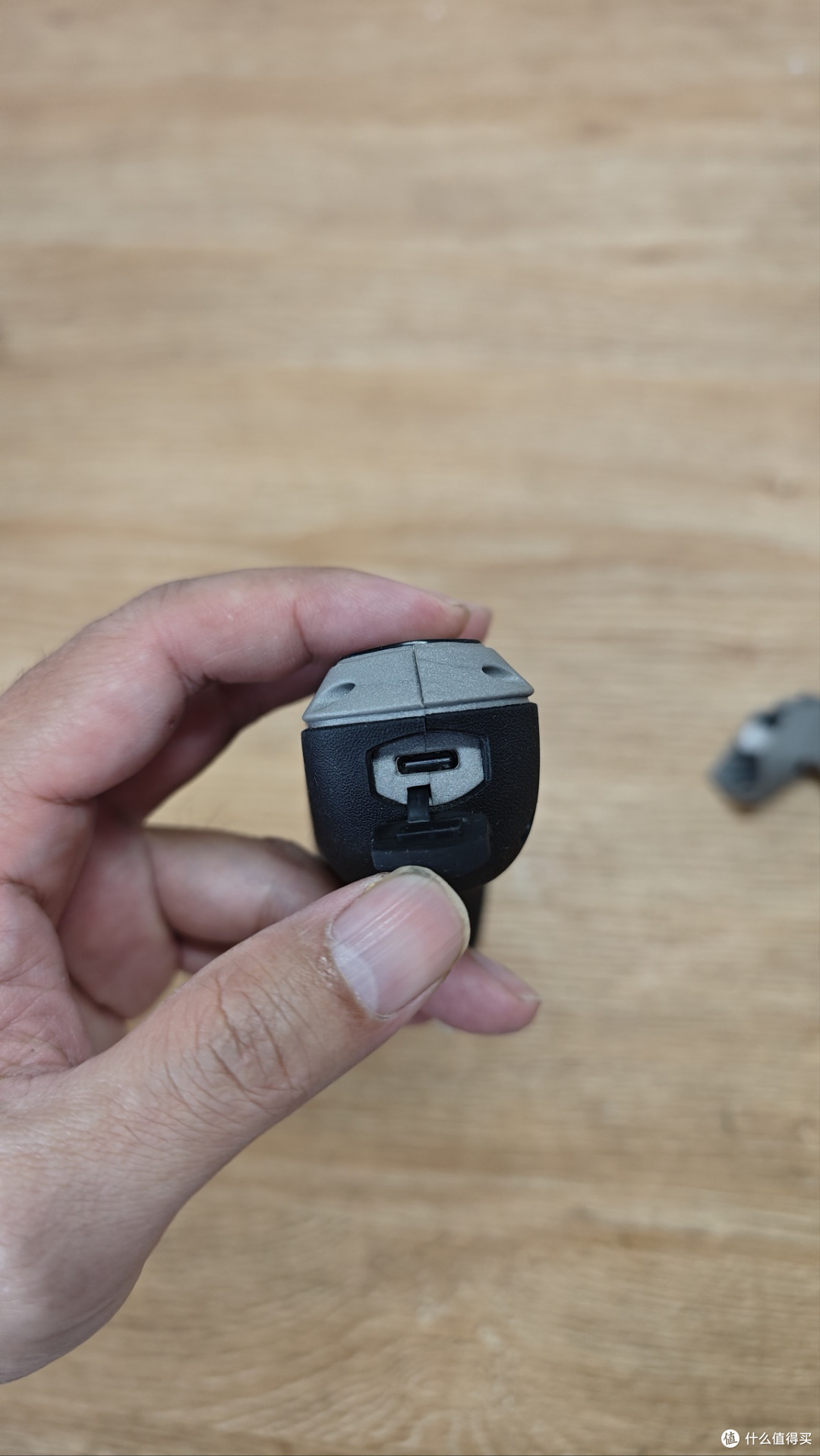 尾部Type-C的充电口