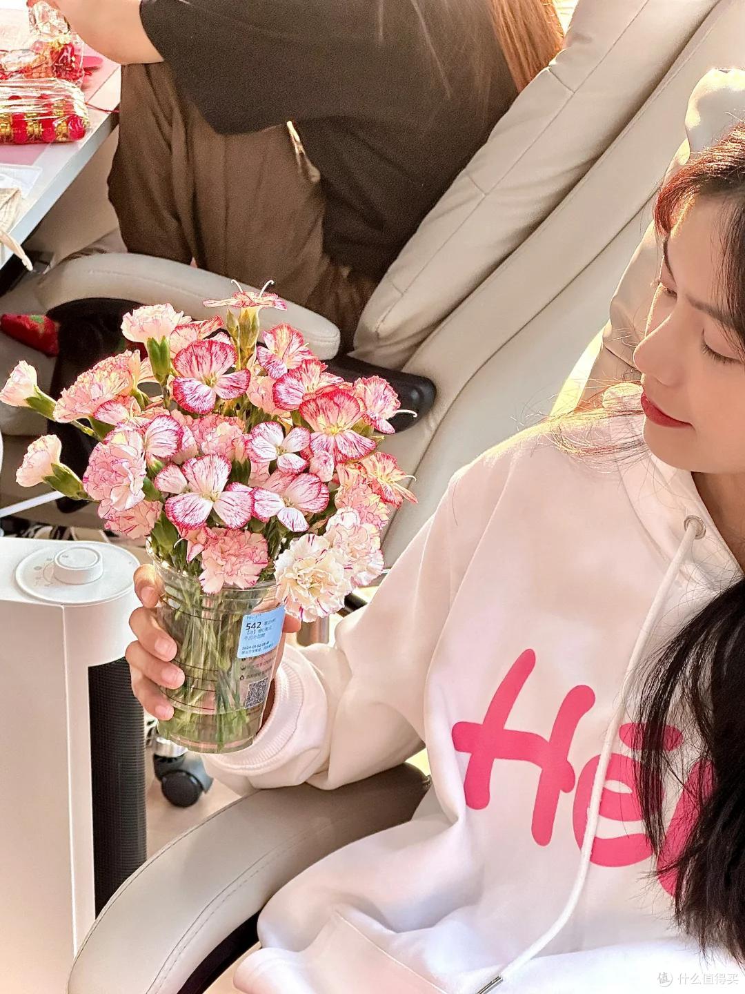 深圳一女姑娘，因在“工位上养花”走红，网友：带薪种花，好羡慕