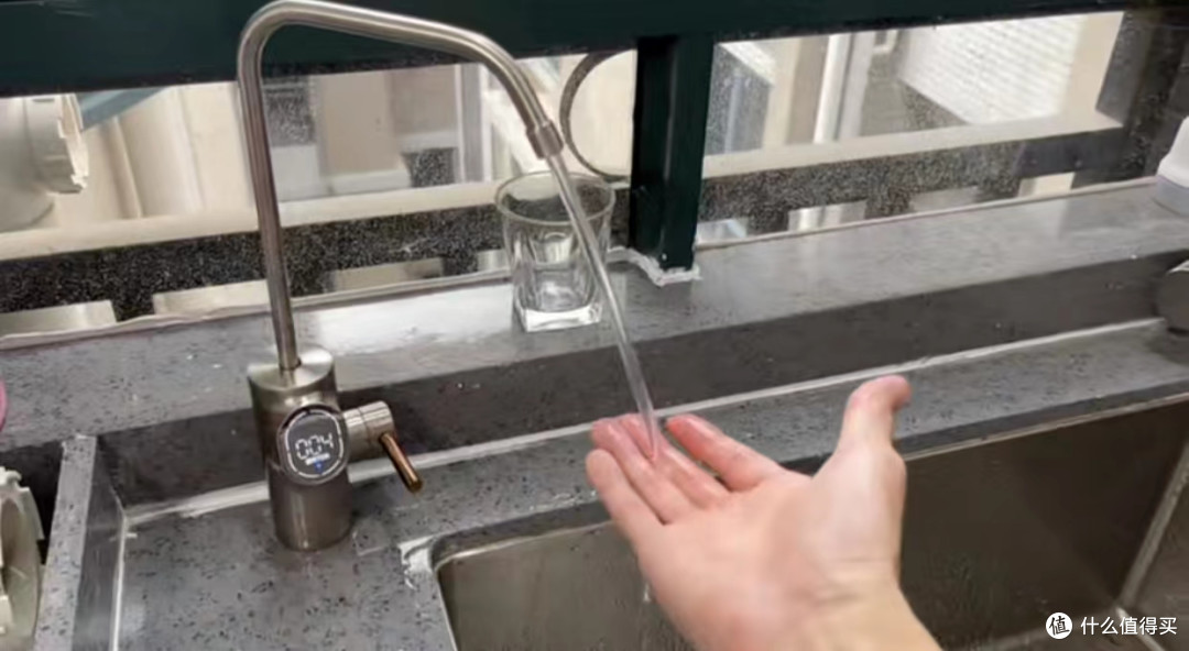 同样是喝水,用净水器和桶装水,究竟有多少差别?