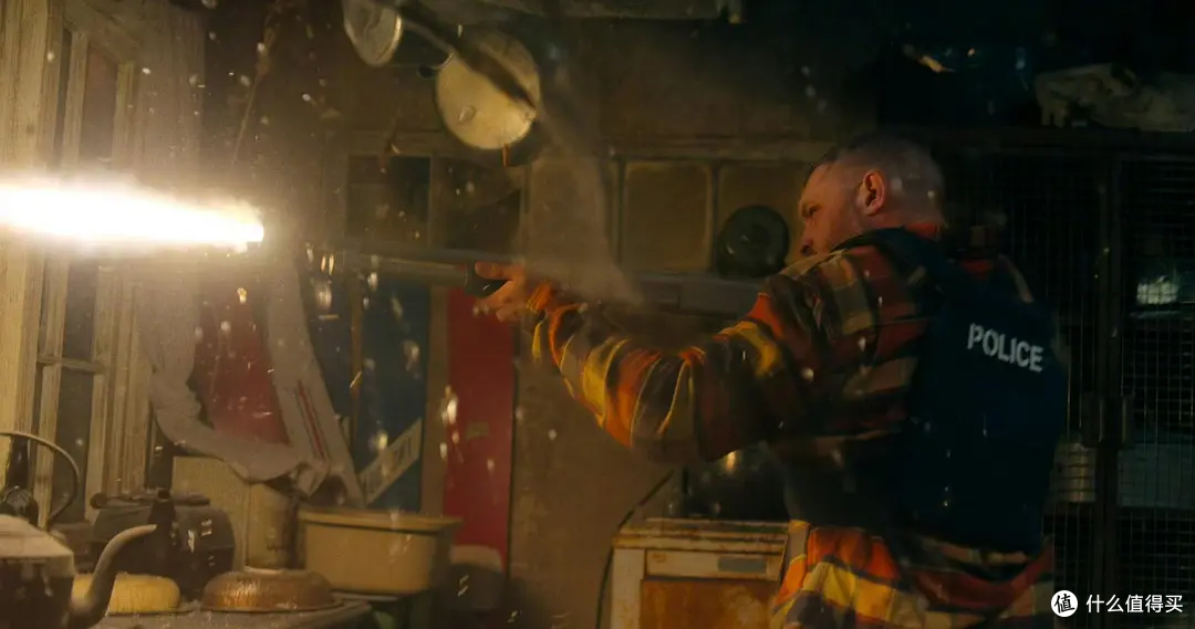 当“突袭”导演遇上“毒液硬汉”,这部网飞新片杀疯了!
