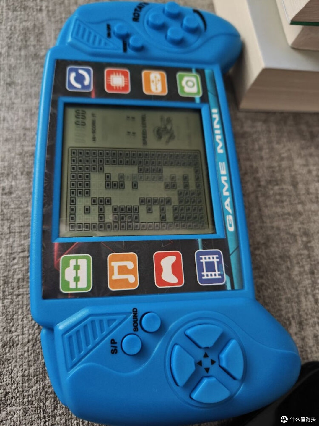 蓝色游戏机玩具:娱乐与安全并存的童年伙伴