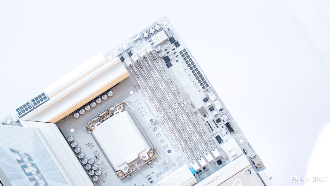 极致大白:Ultra7 265K+技嘉Z890电竞冰雕装机分享