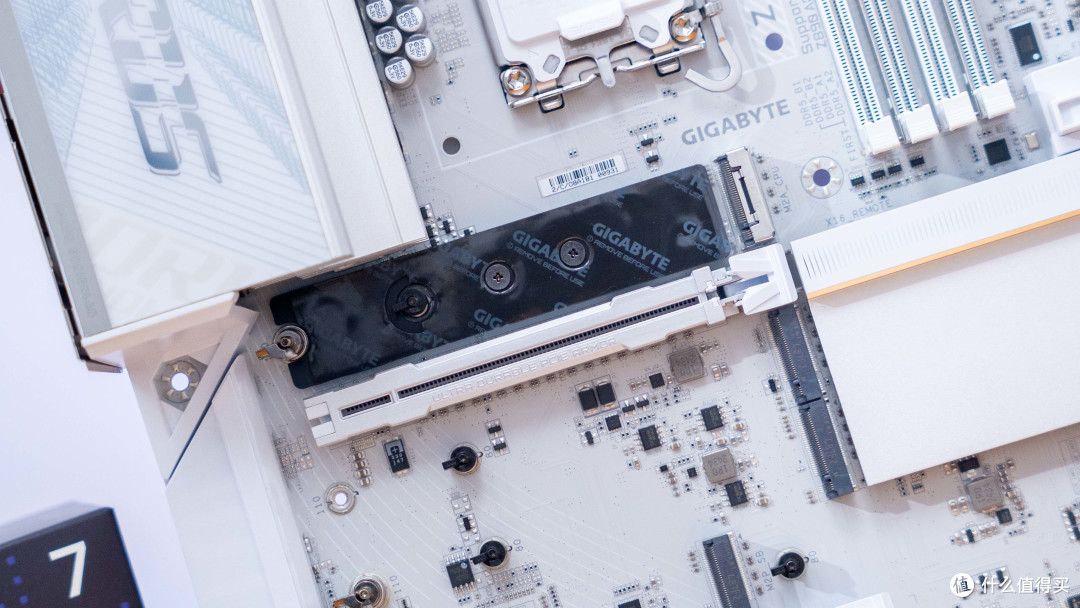 极致大白:Ultra7 265K+技嘉Z890电竞冰雕装机分享