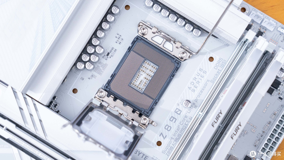 极致大白:Ultra7 265K+技嘉Z890电竞冰雕装机分享