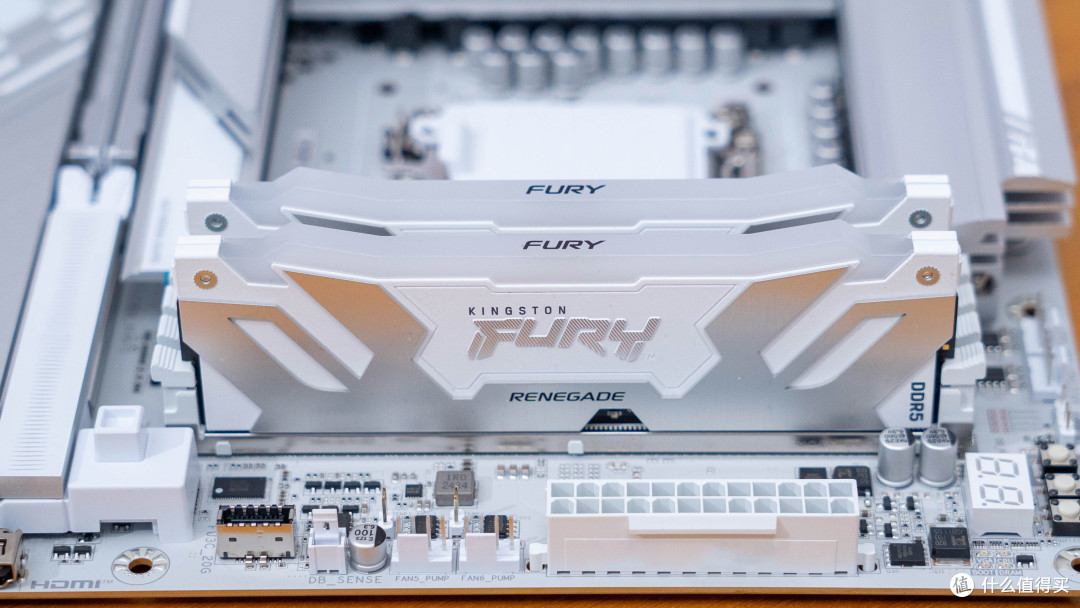 极致大白:Ultra7 265K+技嘉Z890电竞冰雕装机分享