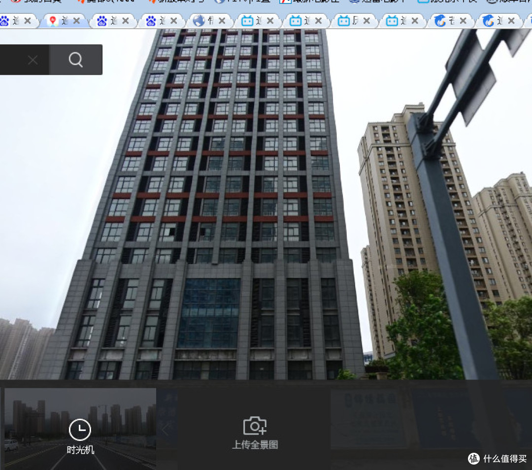 旁边貌似有一大块空地可以停车，但是酒店旁边那条路的实景地图不支持
