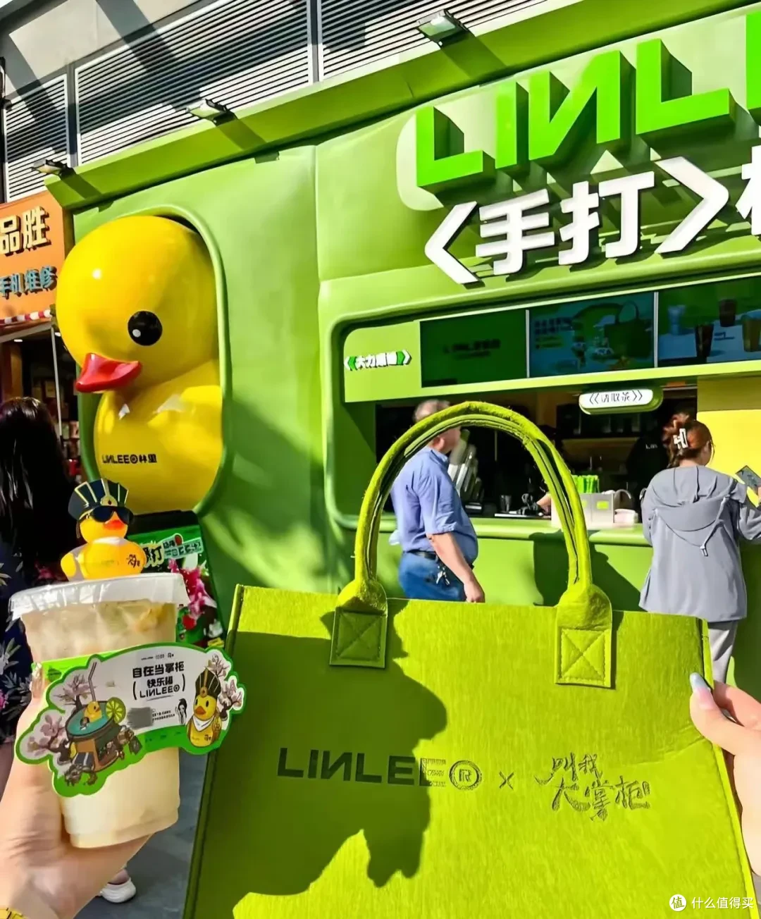 靠“小黄鸭”走红的林里柠檬茶,品牌周边成了流量密码?