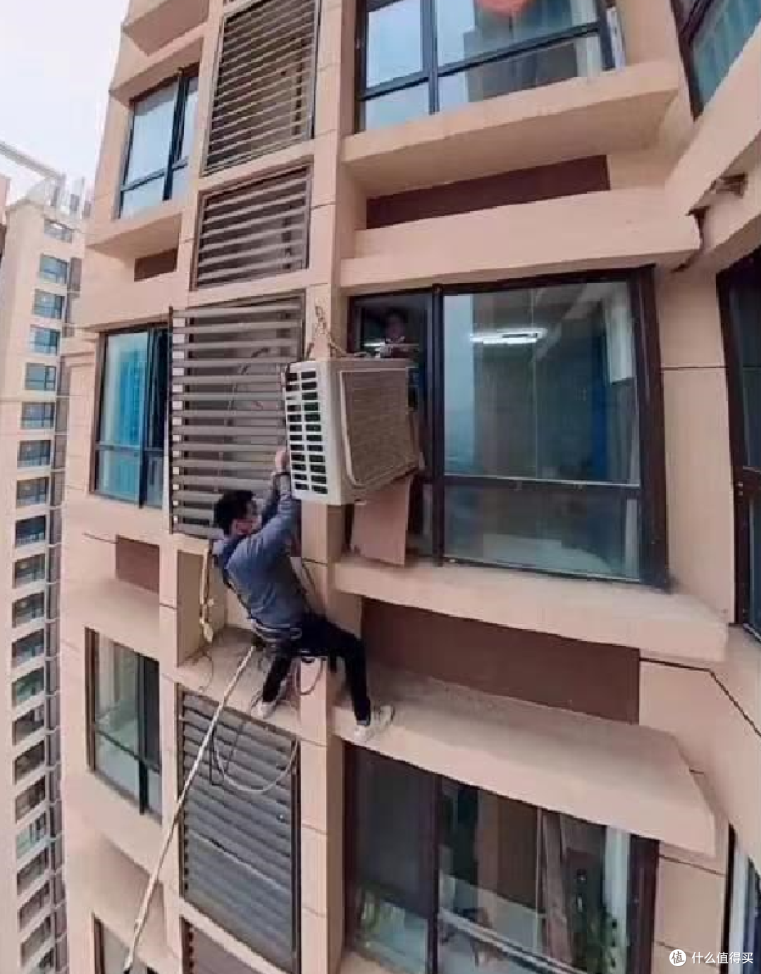杭州两空调工从10楼坠落,才知道这些反人类设计,真是“大聪明”