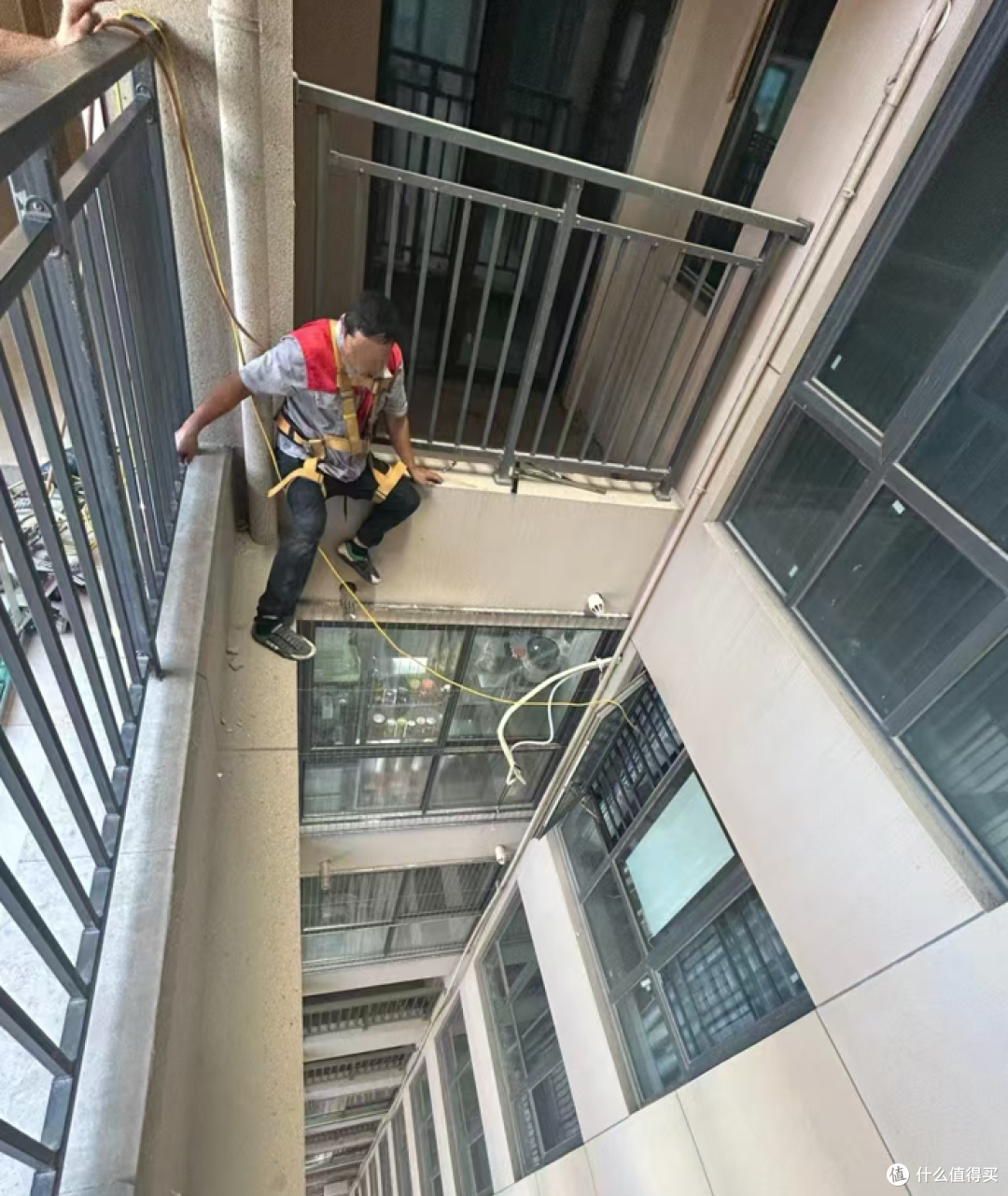 杭州两空调工从10楼坠落,才知道这些反人类设计,真是“大聪明”