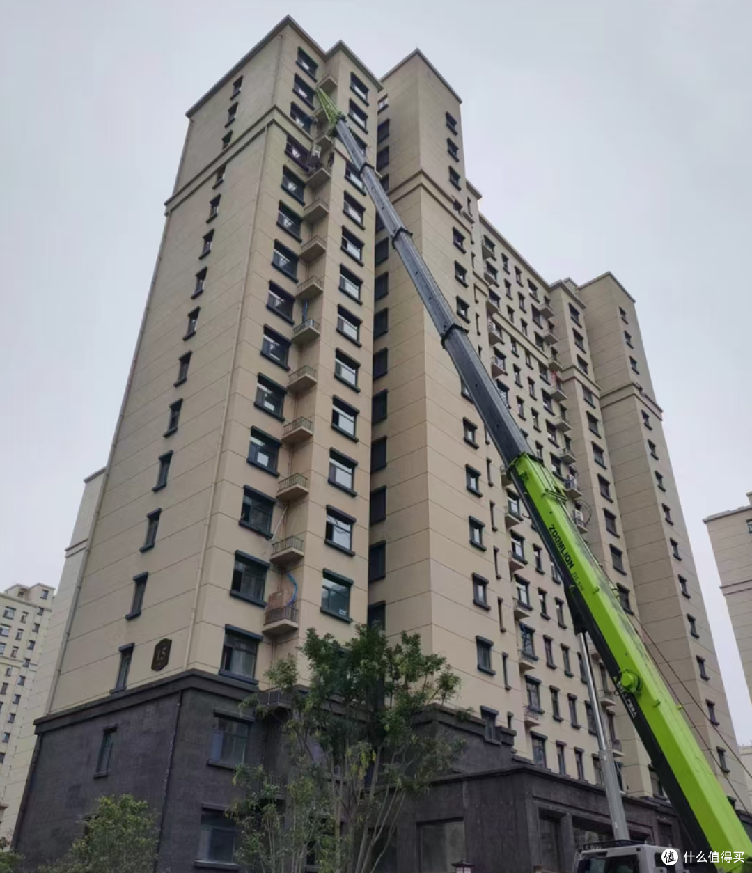 杭州两空调工从10楼坠落,才知道这些反人类设计,真是“大聪明”
