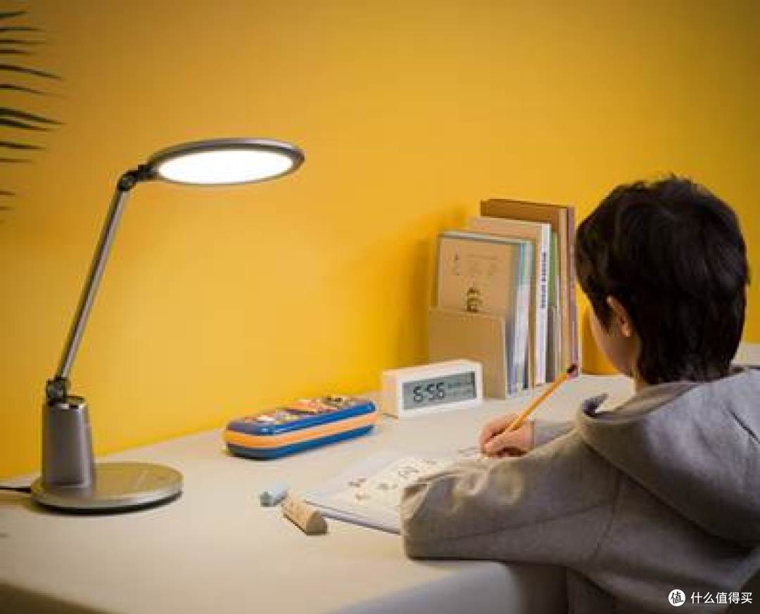 图片包含 室内, 人, 男人, 桌子  AI 生成的内容可能不正确。