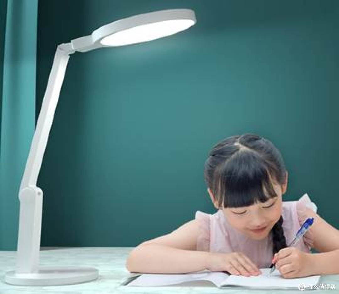 小孩在刷牙  AI 生成的内容可能不正确。