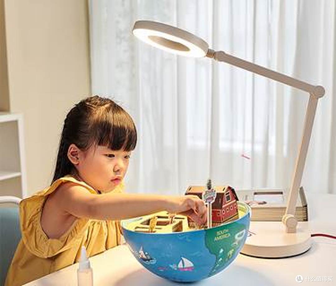 穿着蓝色衣服的人在桌子前吃东西  AI 生成的内容可能不正确。
