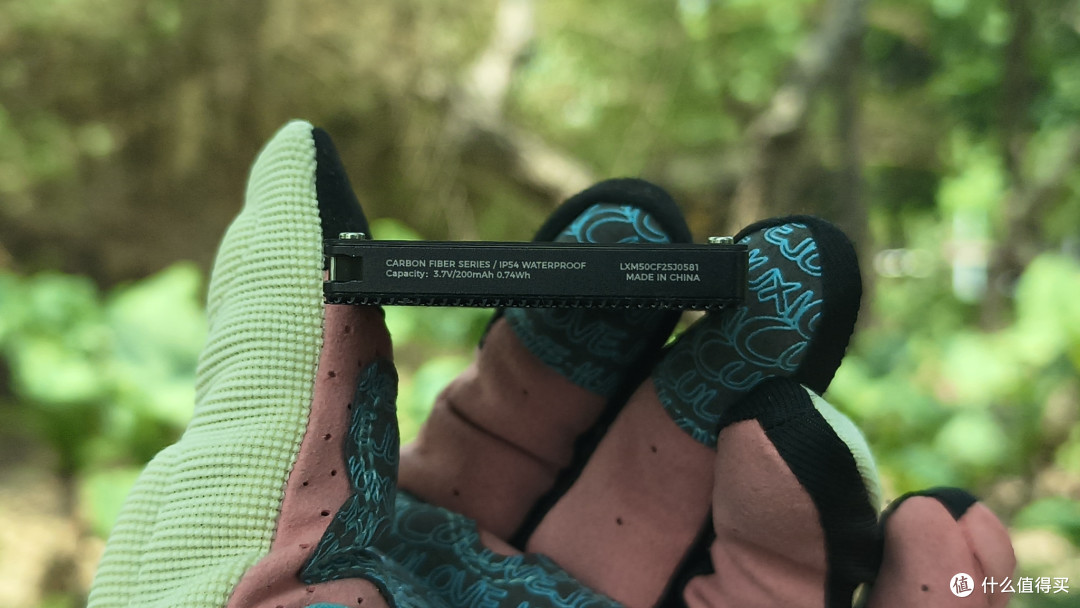 颜值与功能俱在,硬核赛博潮玩—必极LXM50导光士气章!