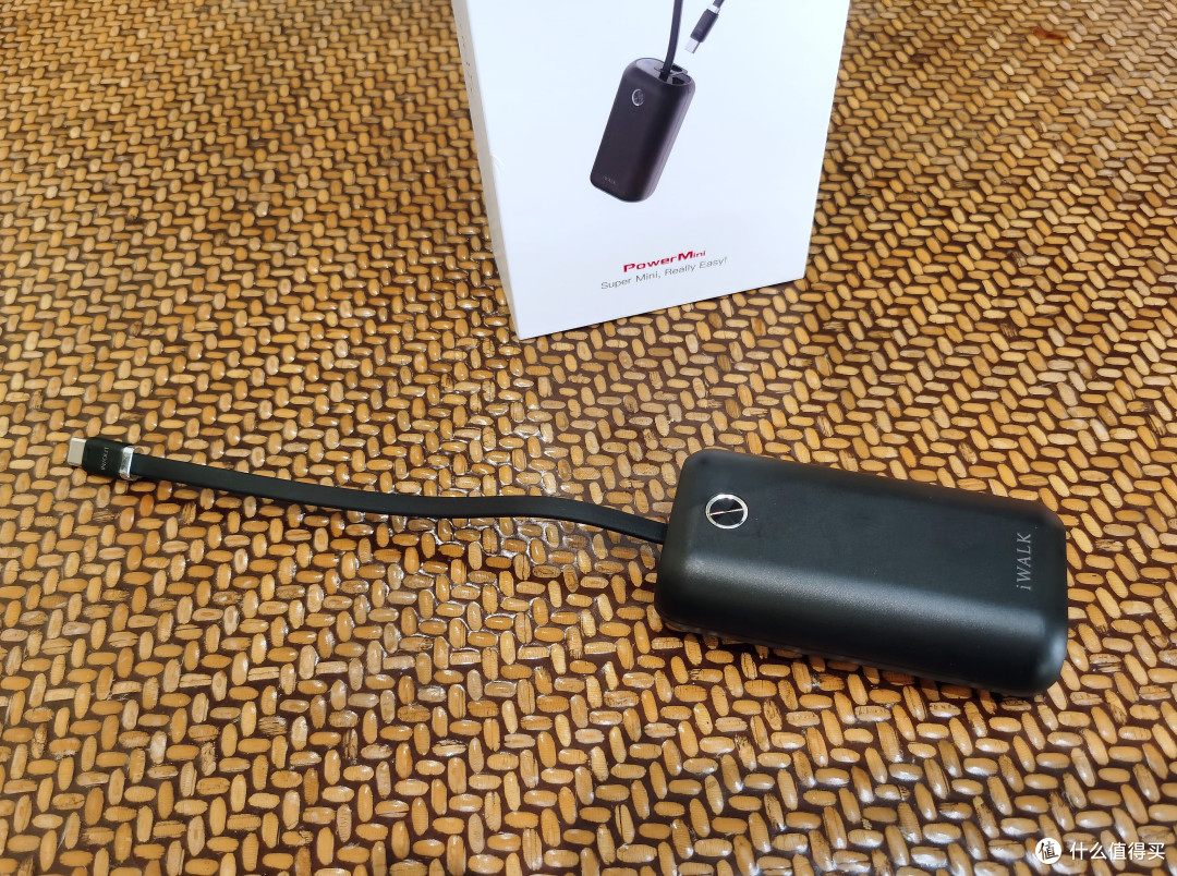 轻薄便携iWALK小冰棍迷你充电宝支持双向快充