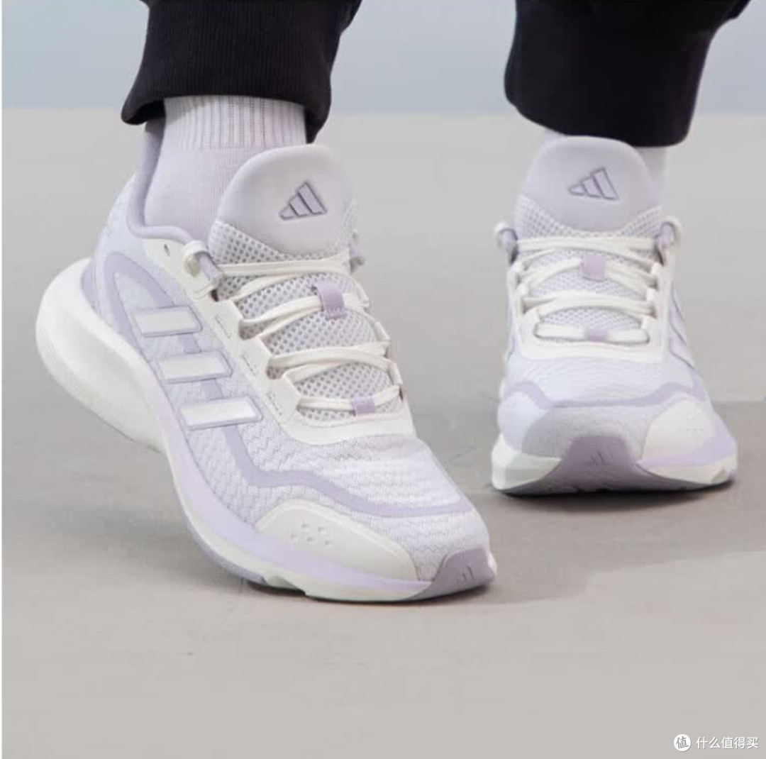 阿迪达斯运动鞋:每一步都算数,轻盈翱翔,开启夏日奔跑新篇章!