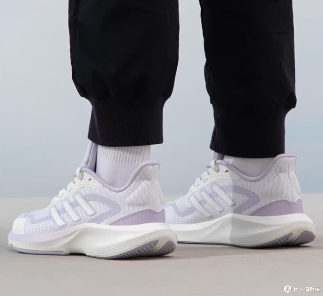 阿迪达斯运动鞋：每一步都算数，轻盈翱翔，开启夏日奔跑新篇章！