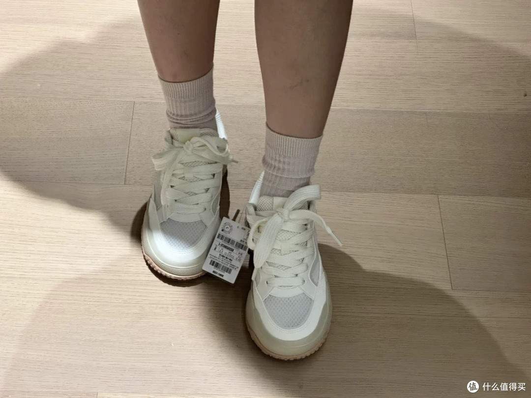 安踏曲奇女鞋板鞋——潮流与舒适的完美融合