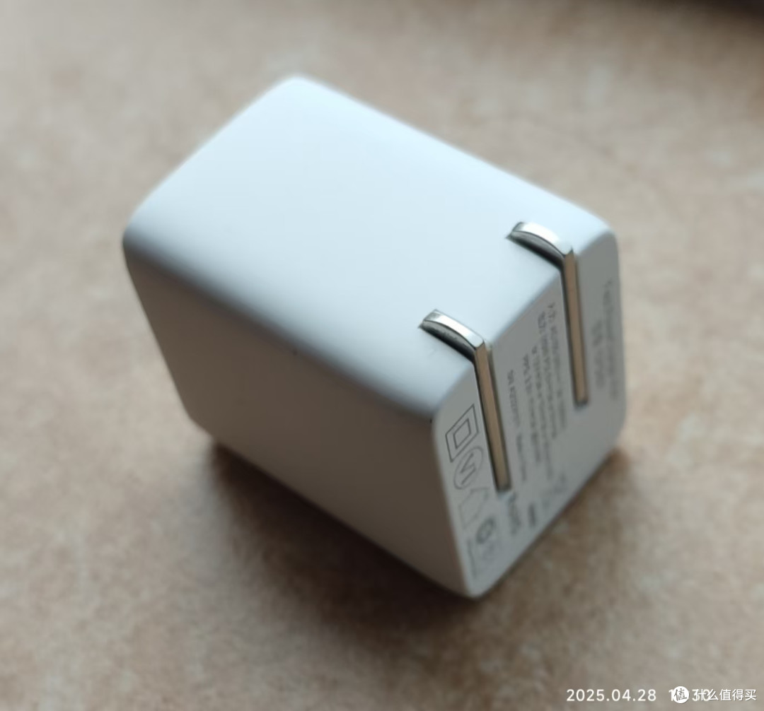 折叠式插脚，收放很顺滑，磁铁不能吸。