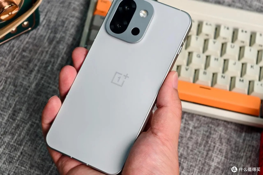 10分钟卖出2亿元，16GB+1TB+6260mAh，已成手机行业“新黑马”