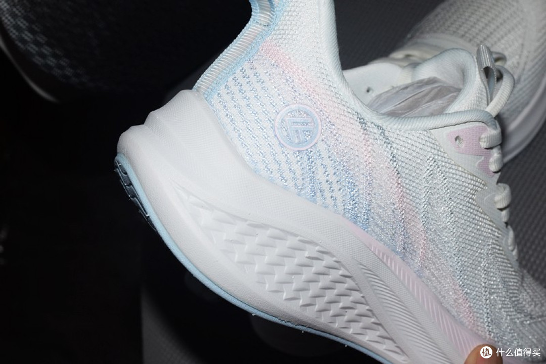 舒适性、实用性与时尚感的跑步鞋 FREE TIE云跃慢跑鞋