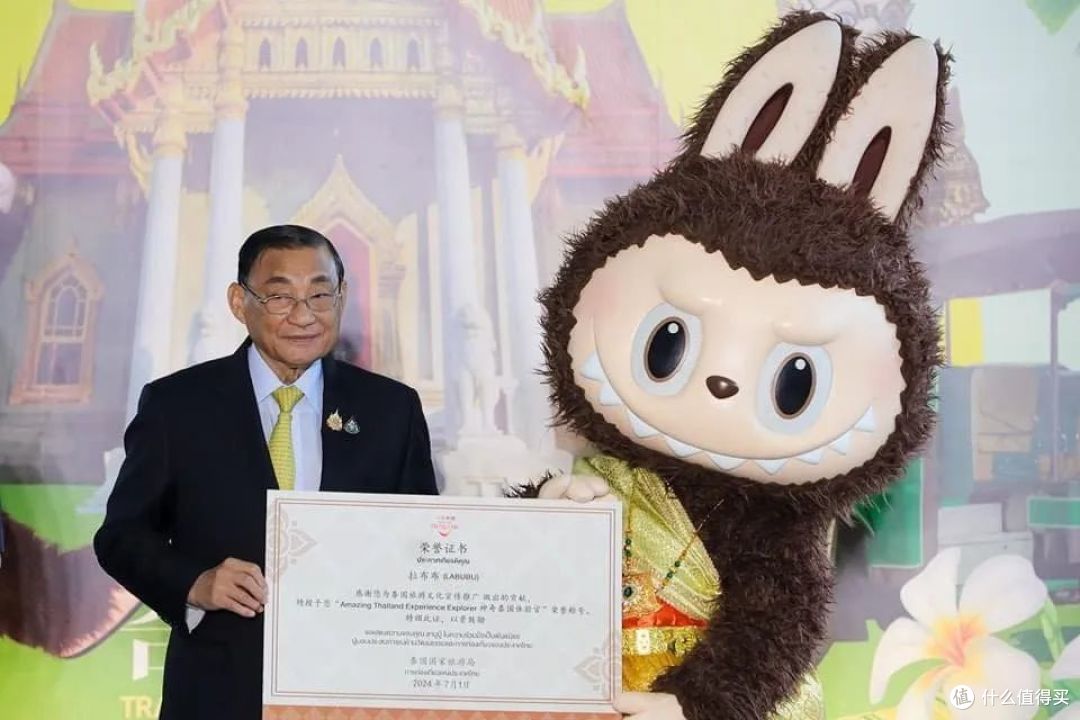 LABUBU,泰国旅游体验官 身价暴涨八倍!LABUBU太疯狂了,年轻人炒娃娃,日赚 3 万!