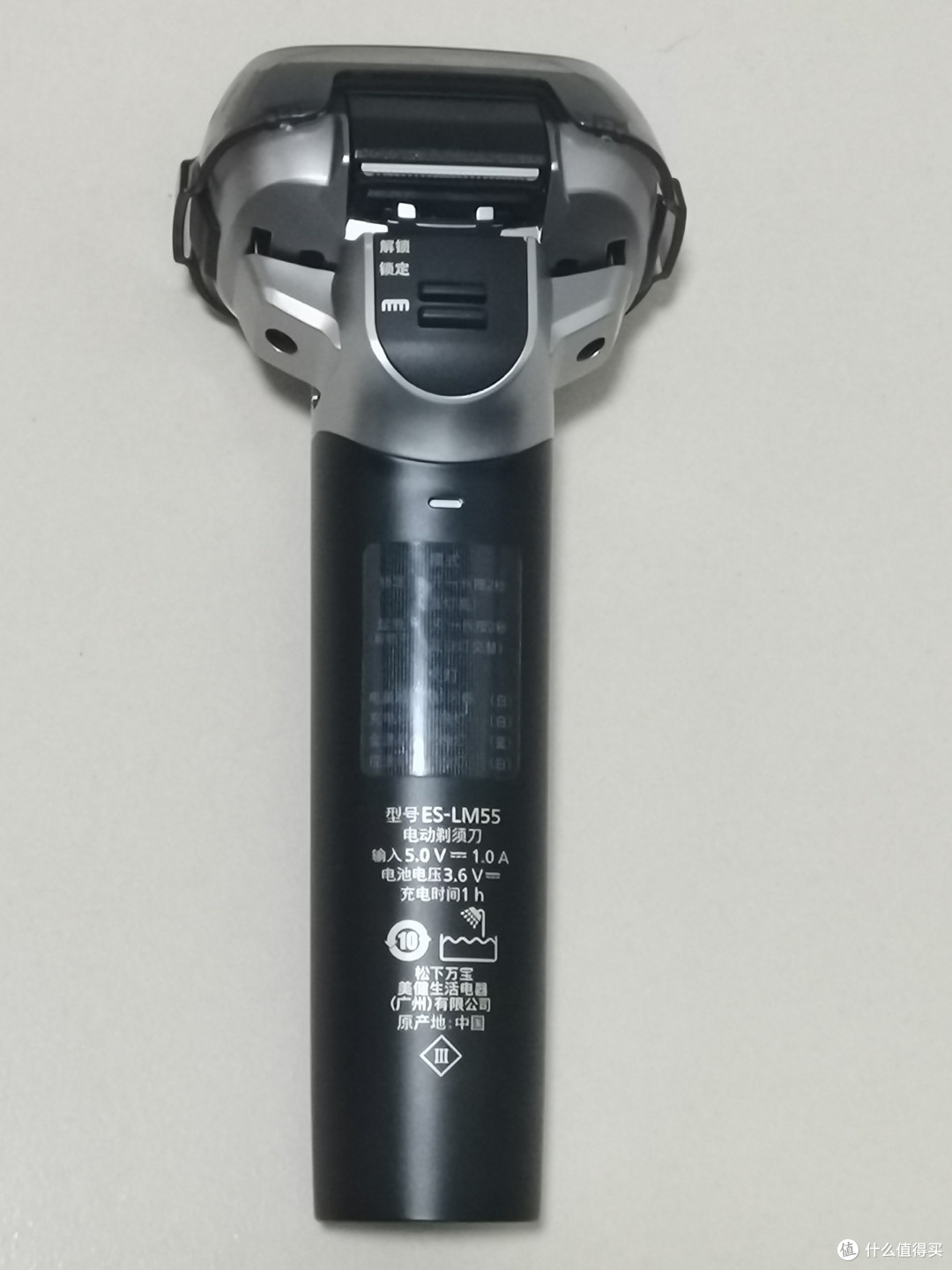 背面也很简洁，背面一个鬓角修剪器